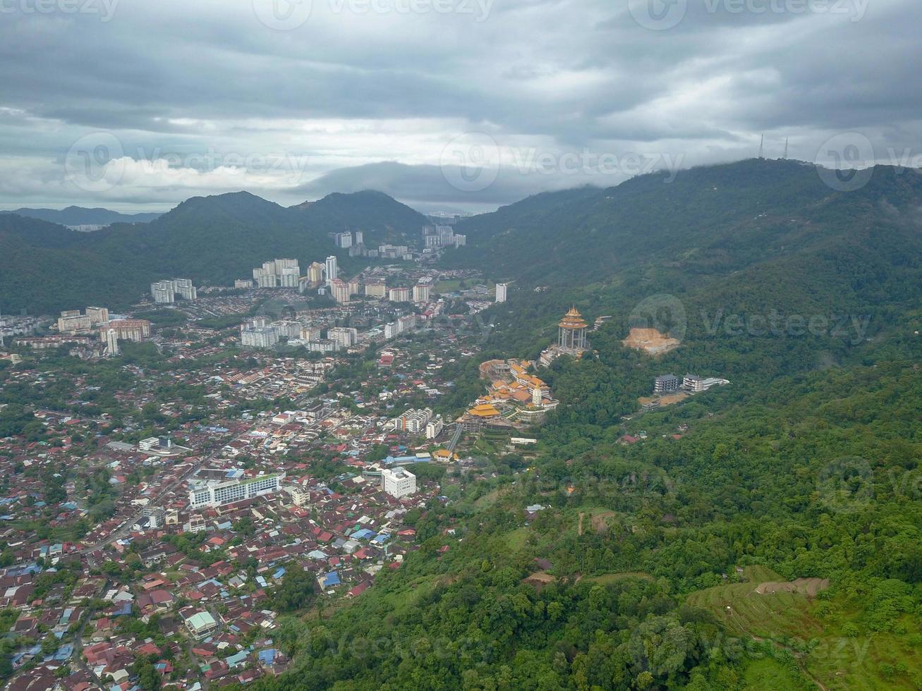 Flygfoto liten stad ayer itam i penang foto