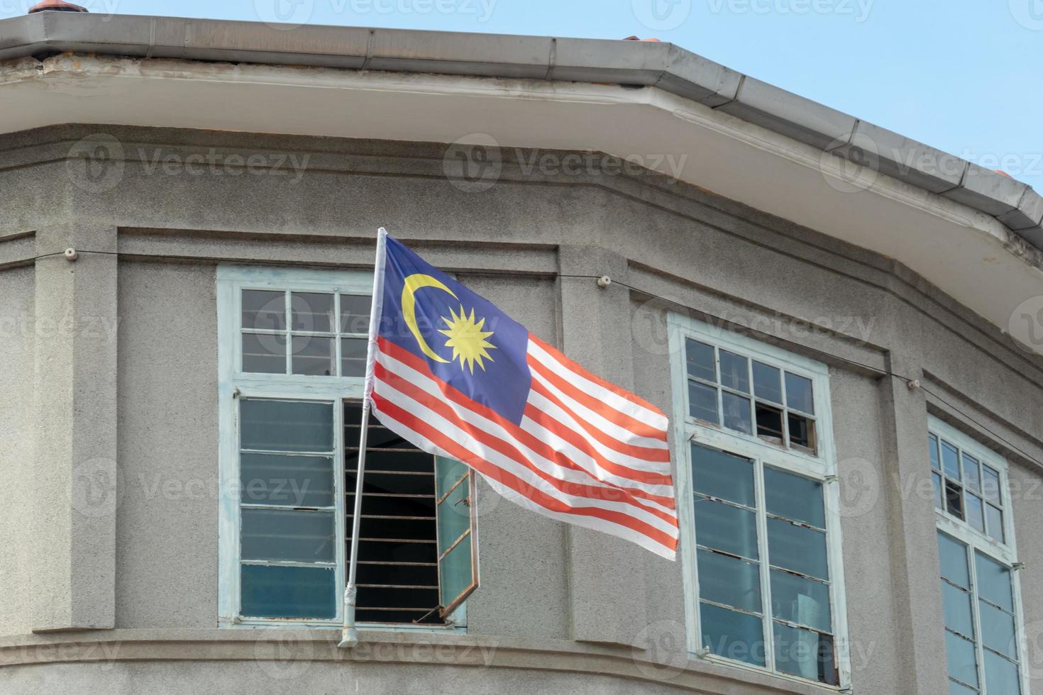 Malaysias flagga hänger vid den gamla byggnaden i georgetown. foto