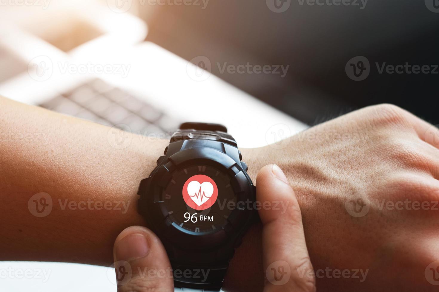 närbild vit smart klocka med ikonen hjärtfrekvens, sjukvård koncept. foto