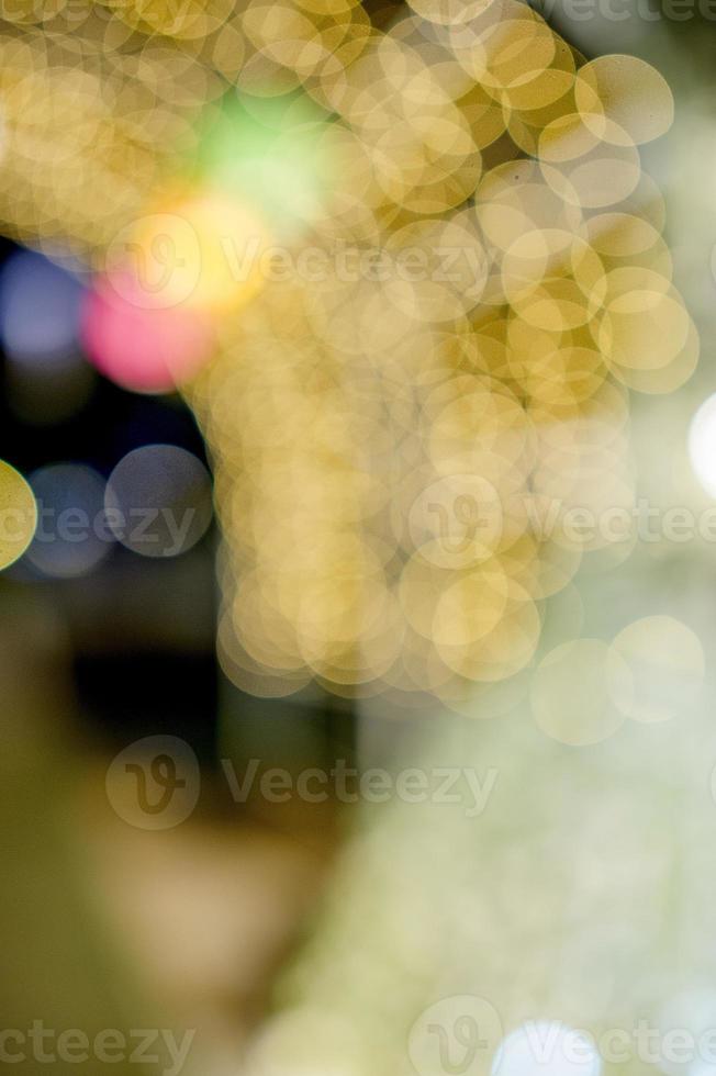 färgglada ljus på nyårsdagen, bokeh cirkelljus, bakgrundsbild med kopia utrymme. foto