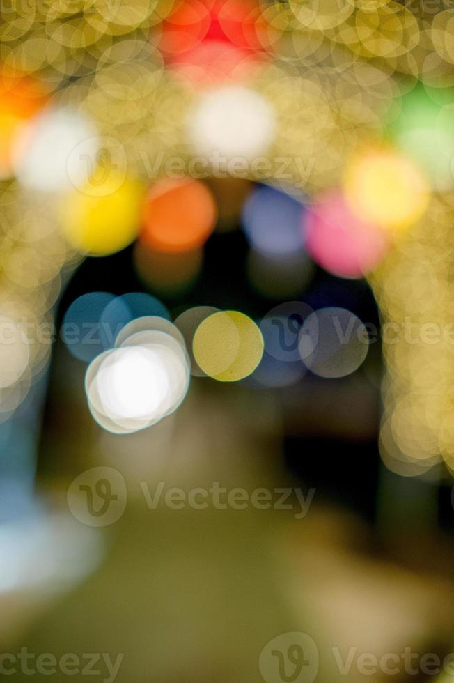 färgglada ljus på nyårsdagen, bokeh cirkelljus, bakgrundsbild med kopia utrymme. foto