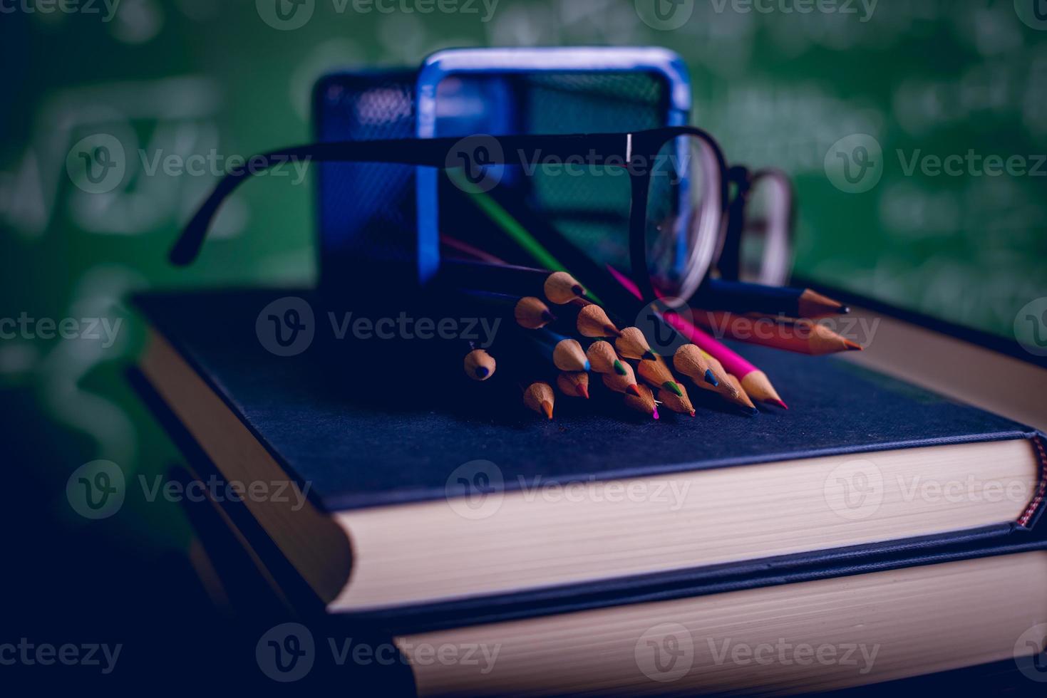 pedagogisk utrustning, styrelser och böcker utbildning koncept med kopia utrymme foto