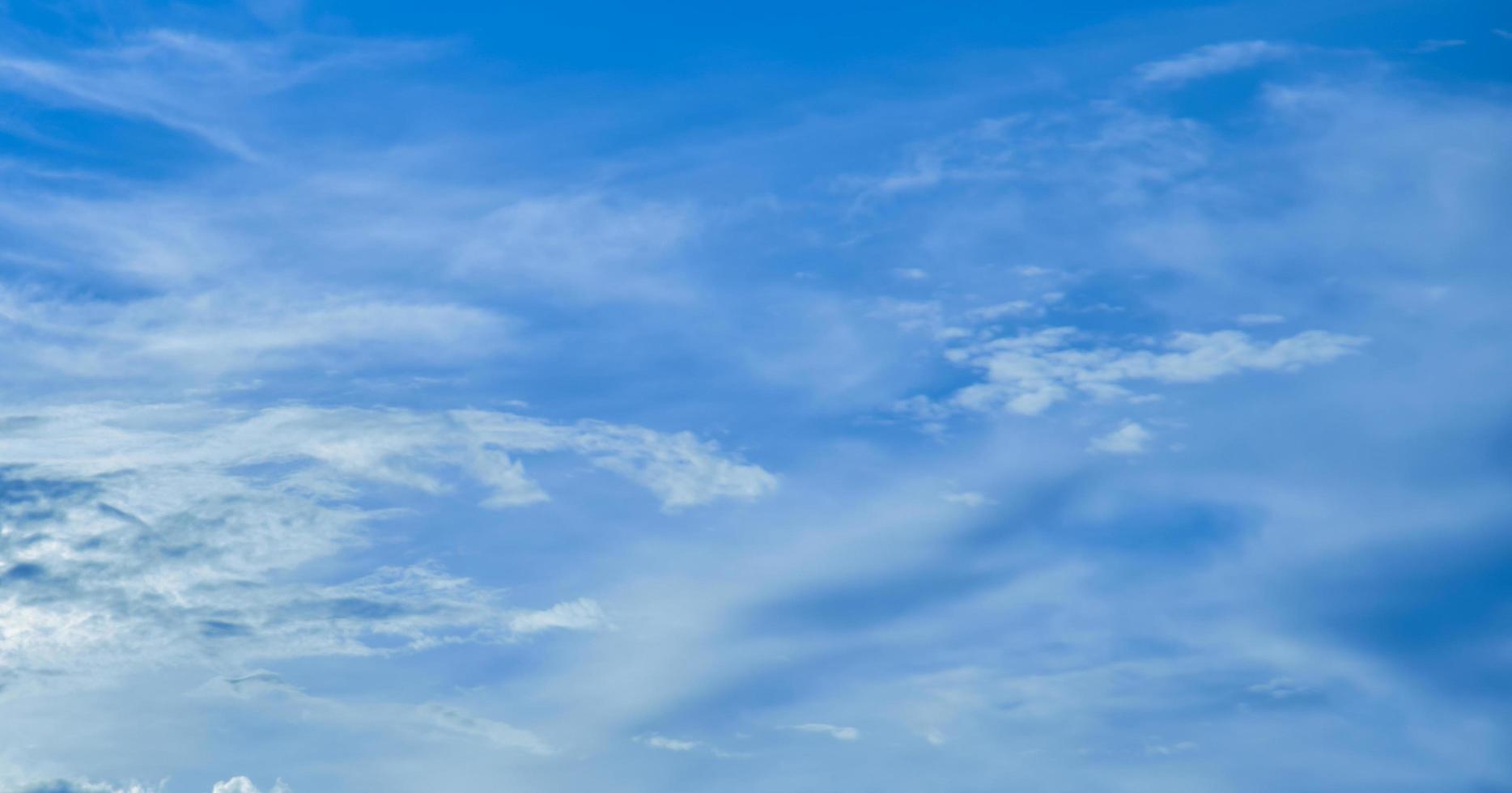 himmel bakgrund med moln. natur abstrakt, blå himmel med några moln ger en känsla av ljus, öppen och luftig foto