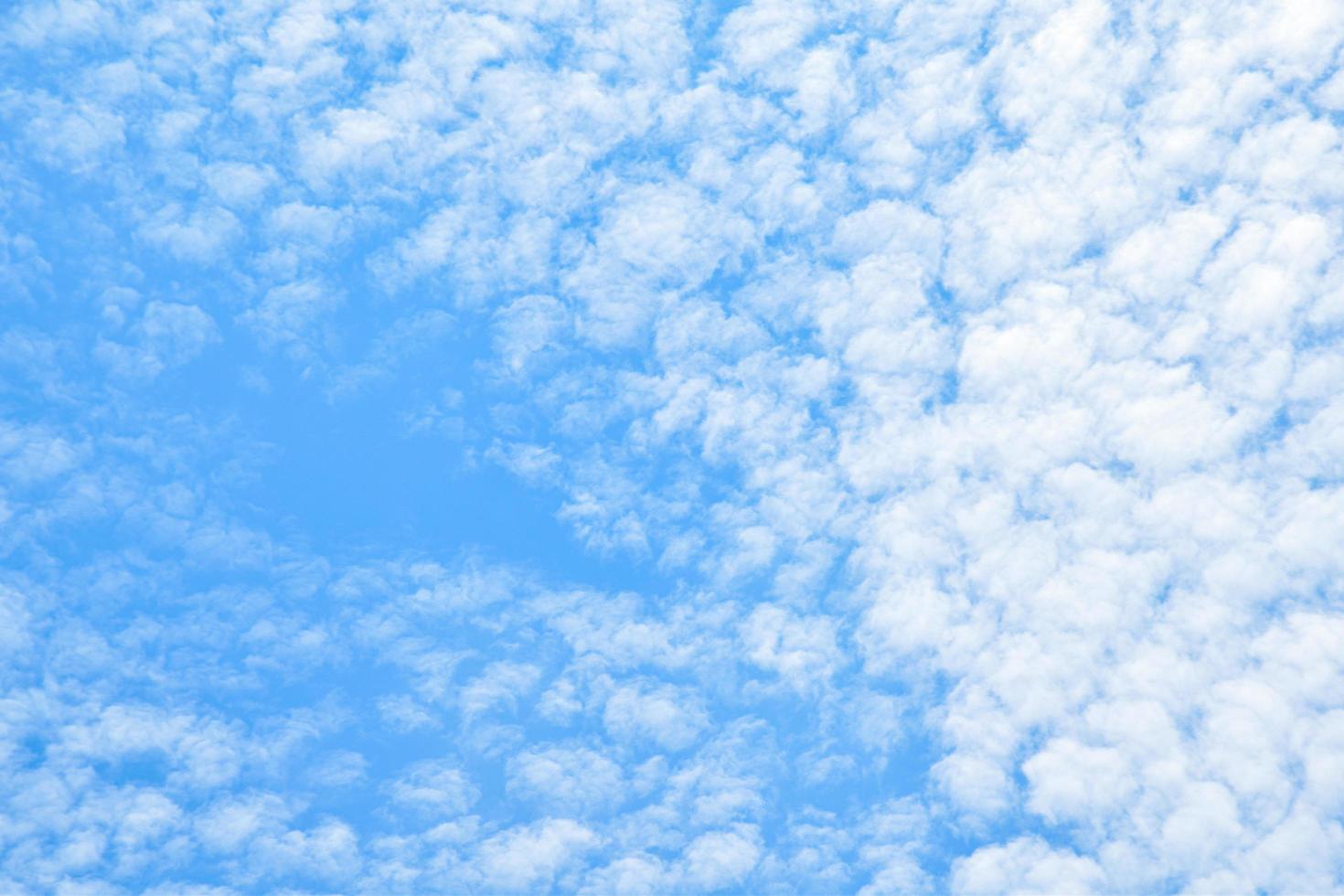 himmel bakgrund med moln. natur abstrakt, blå himmel med några moln ger en känsla av ljus, öppen och luftig foto