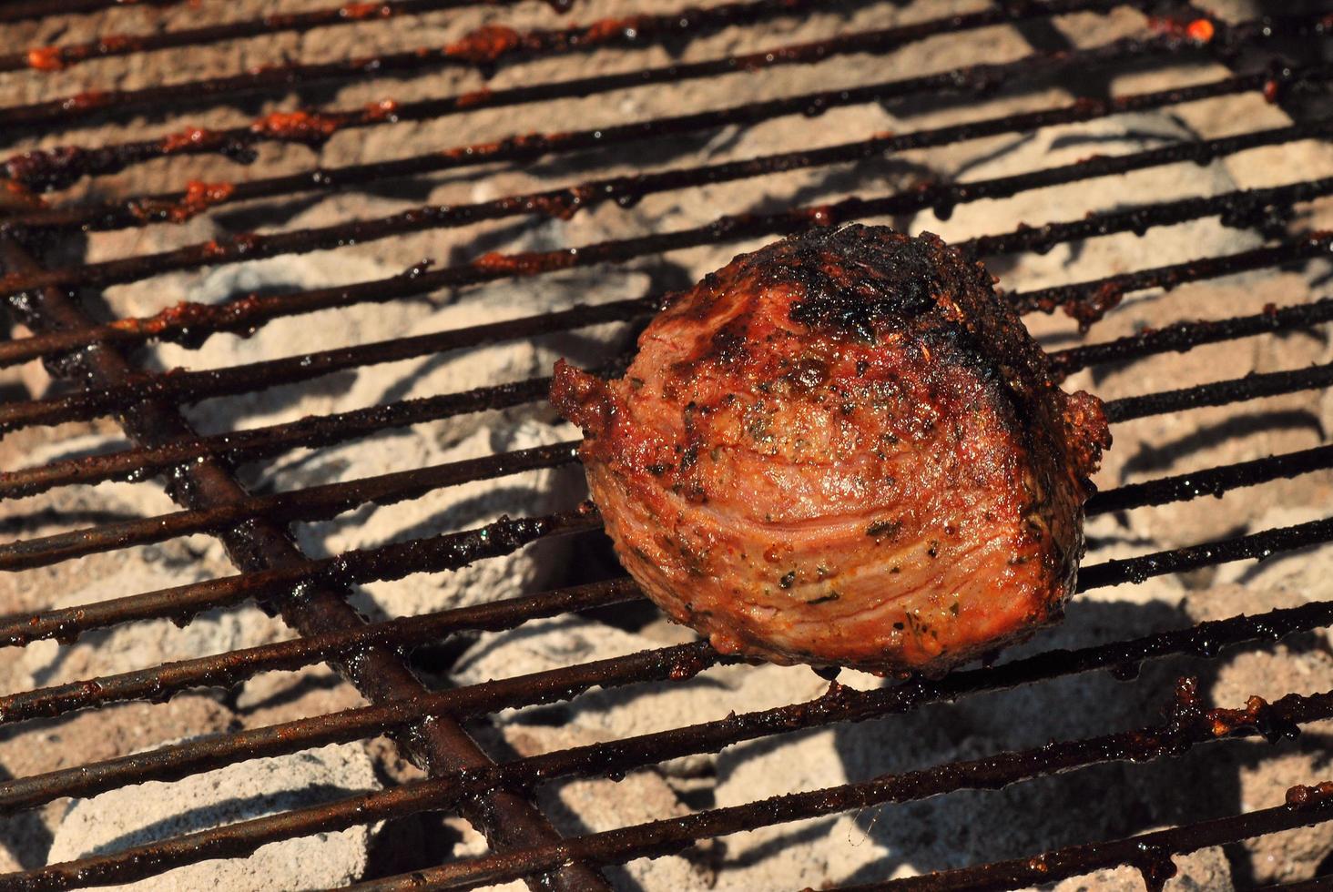 grillat kött på sommaren foto