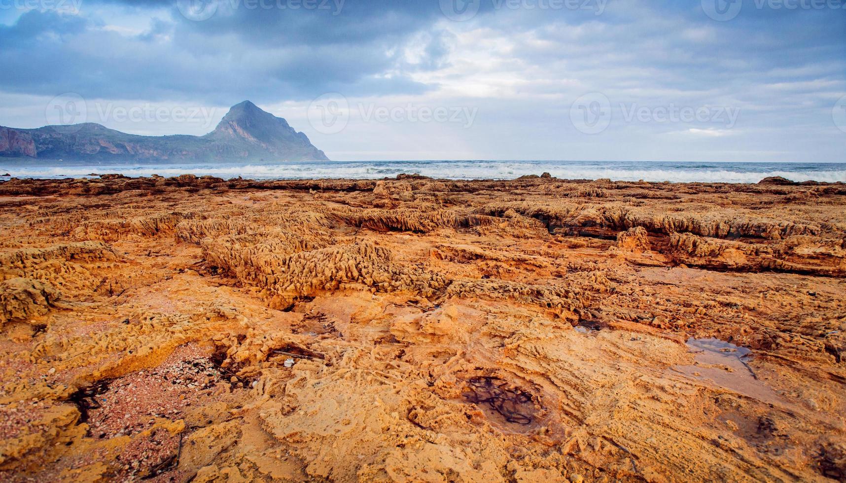 vackert havslandskap vid havsstranden foto