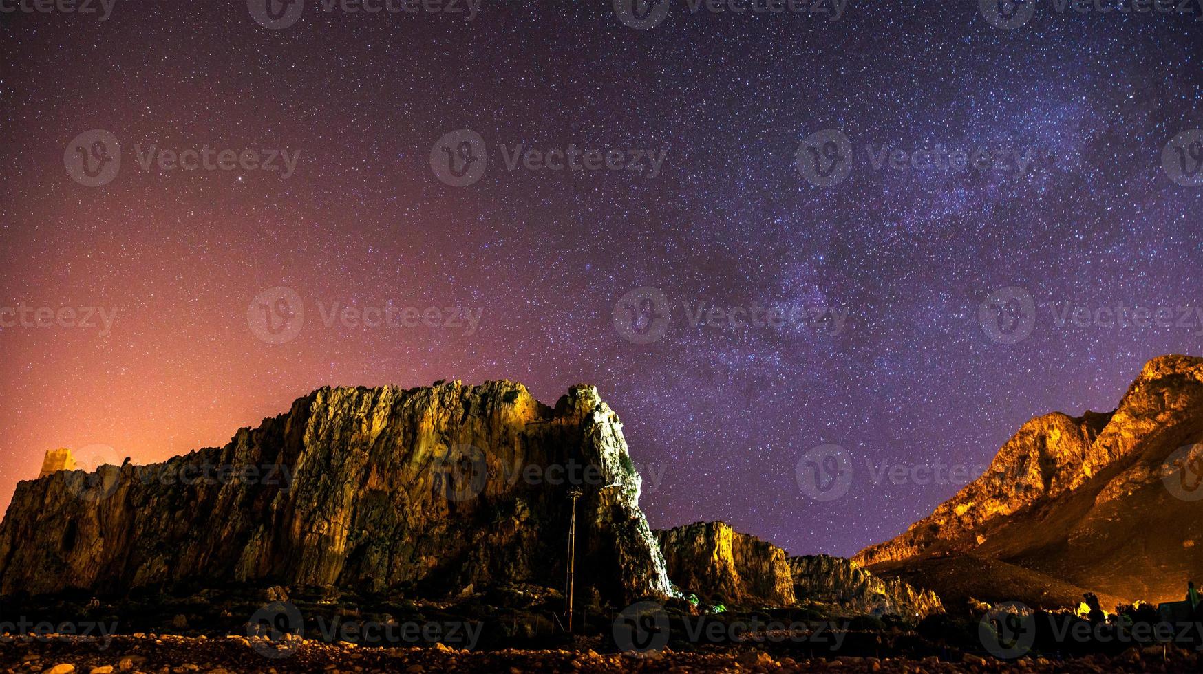 stjärnhimlen ovanför klippiga berg. foto