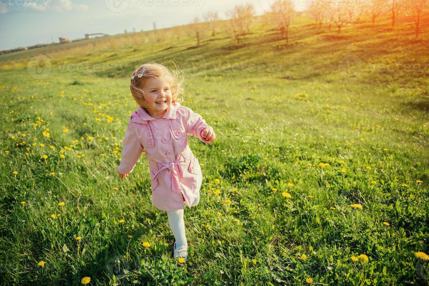 den lilla flickan som springer på vårens soliga dag. konst bearbetning en foto