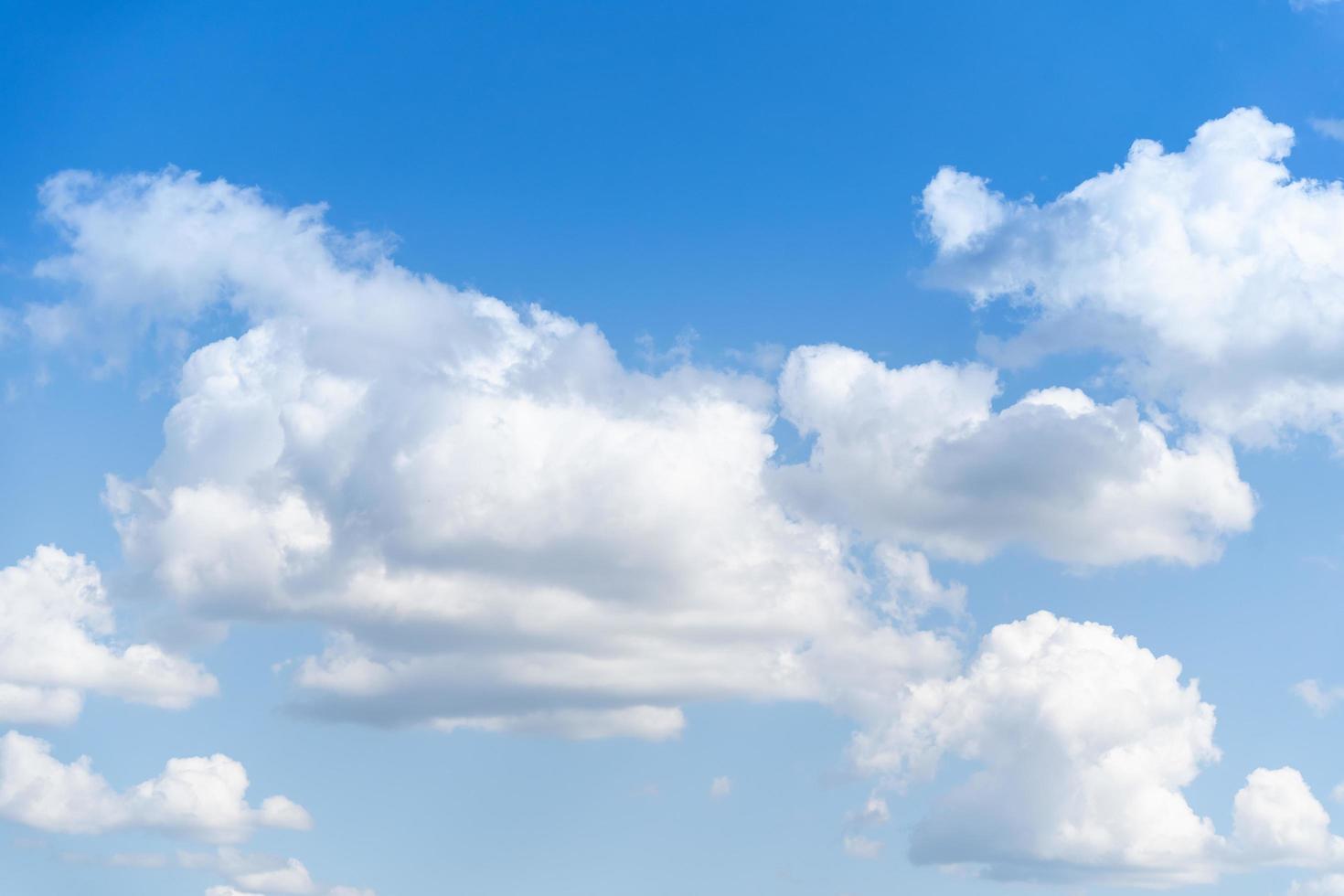 sommar blå himmel moln bakgrund. skönhet klart molnigt i solsken lugn ljus vinter luft bakgrund. foto