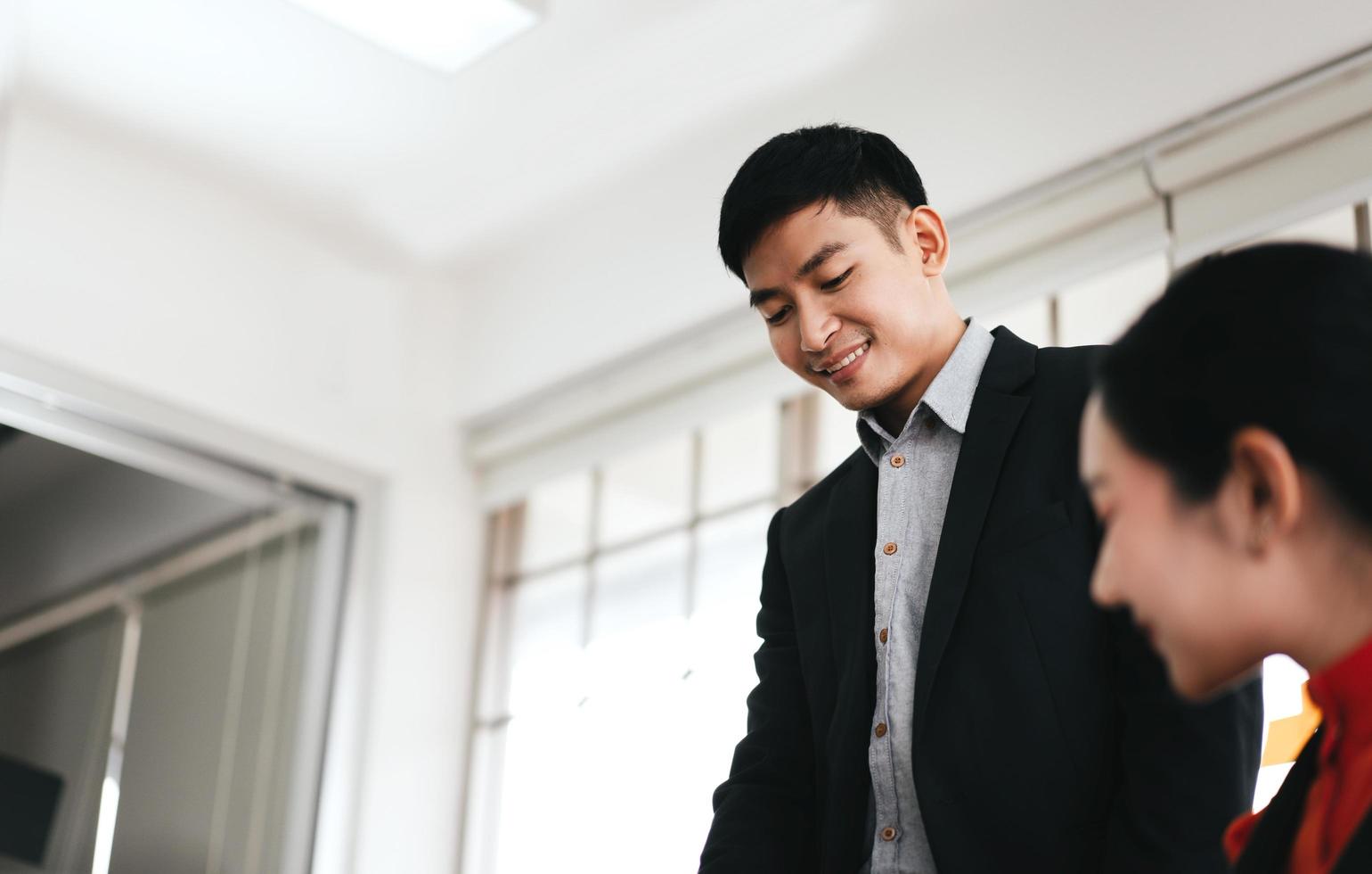 positivt leende vuxen affärspersonal asiatisk man. foto