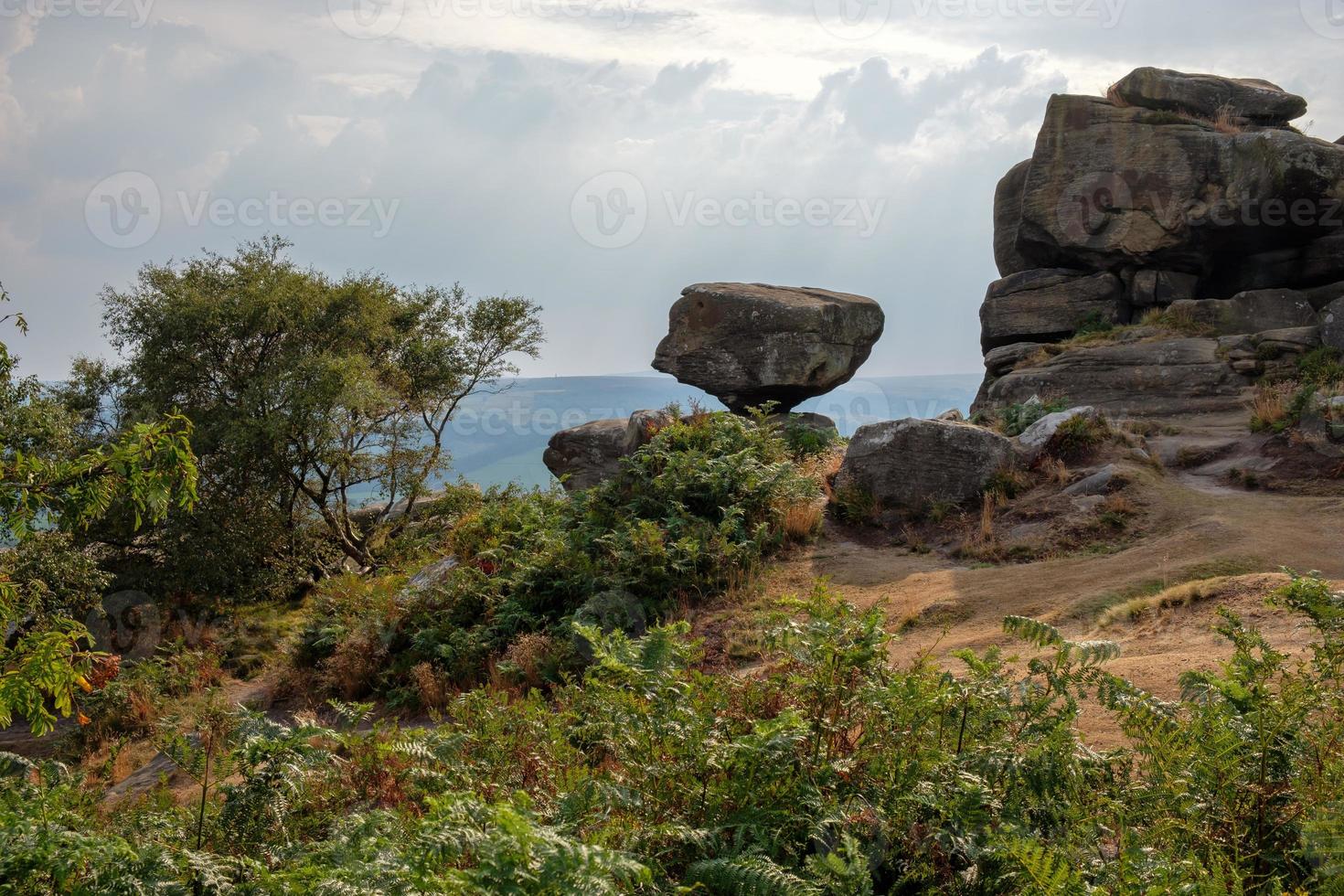 naturskön utsikt över brimham rocks i yorkshire dales nationalpark foto