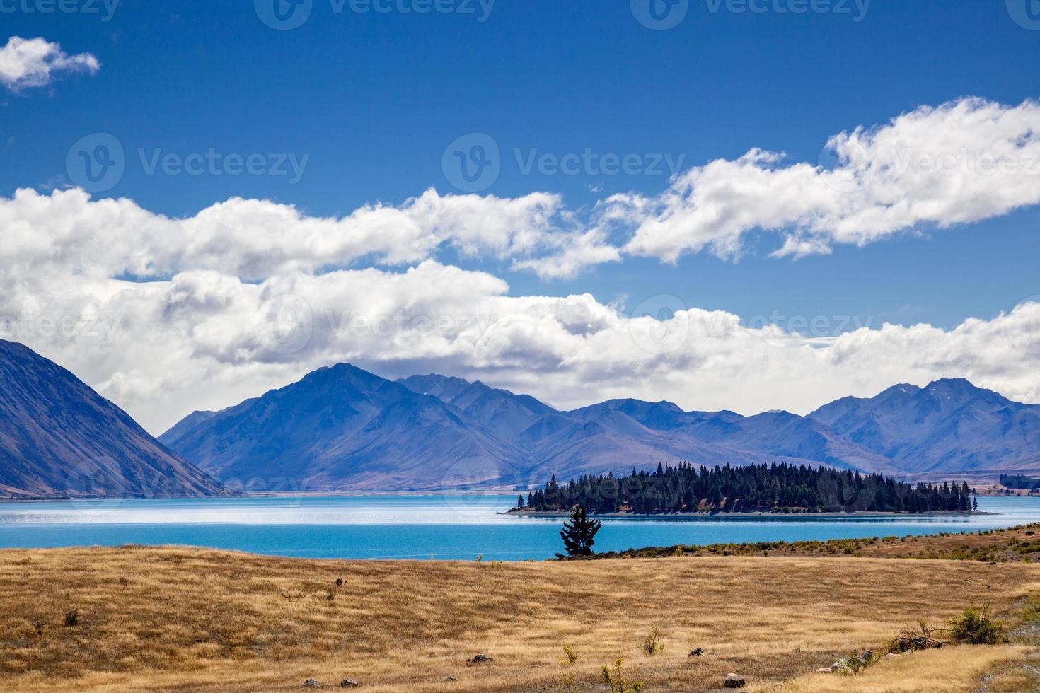 naturskön utsikt över den färgglada sjön tekapo foto