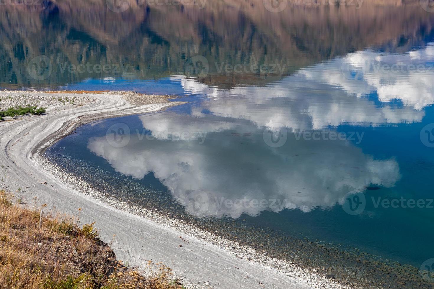moln reflekteras i lake hawea foto