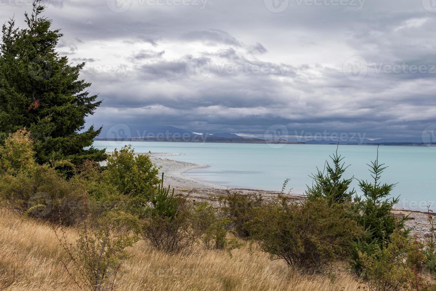 öde strandlinje nära Benmore i Nya Zeeland foto