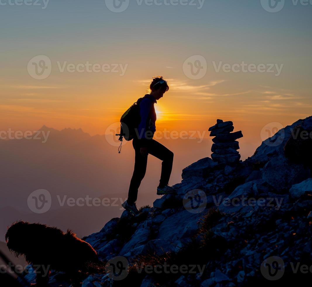 flicka går till bergen foto