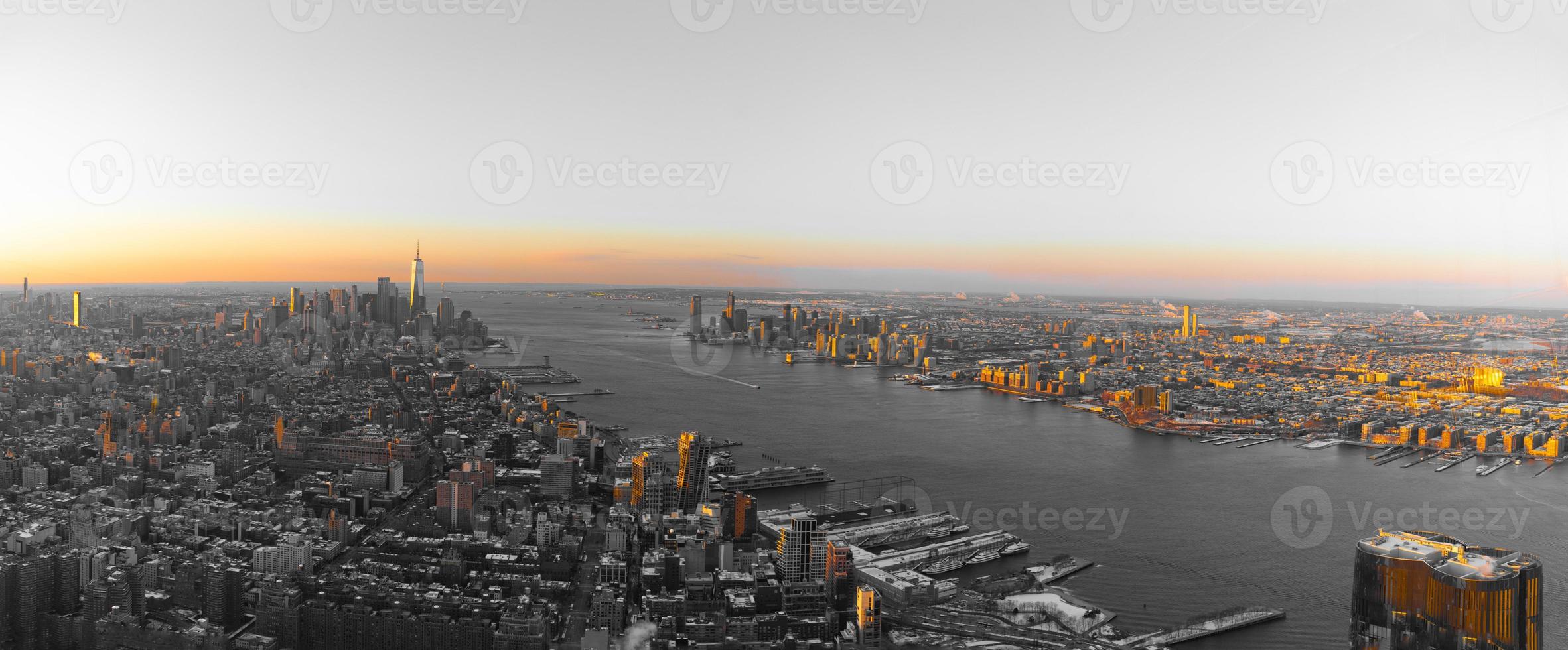 panoramautsikt över new york city silhuett och flodvy foto