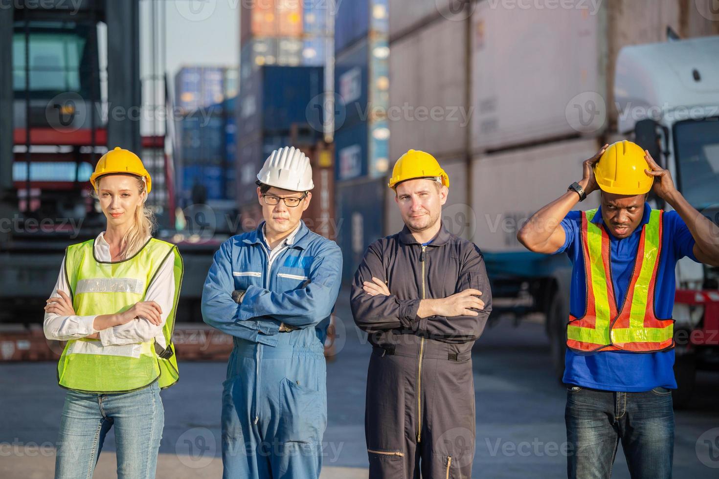 framgång lagarbete koncept, affärsmän ingenjör och arbetar team ler med armarna i kors på last container foto