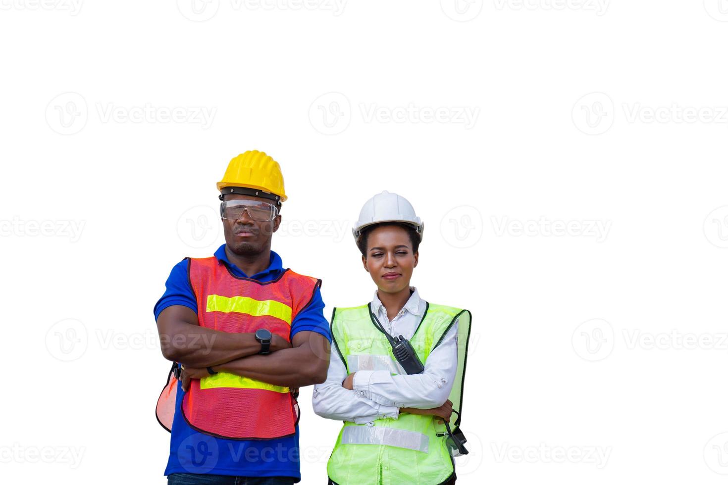 glada kvinnliga rederiarbetare med urklippsbana, glada fabriksarbetare man med urklippsbana ler med armarna i kors på vit bakgrund foto