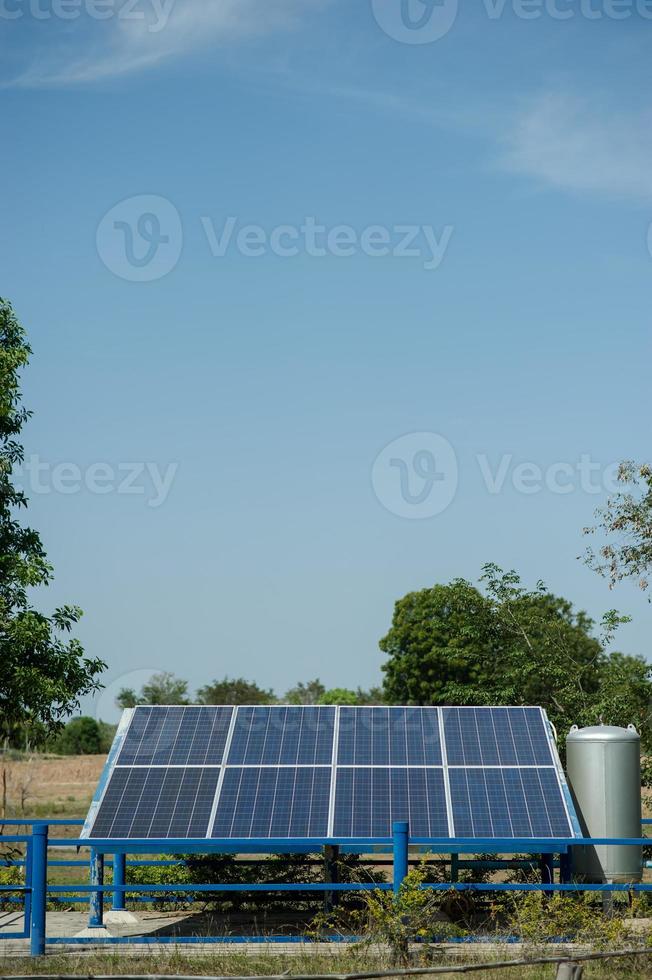 solceller omvandlar solenergi från solen till energi. solcellskoncept med kopia utrymme foto