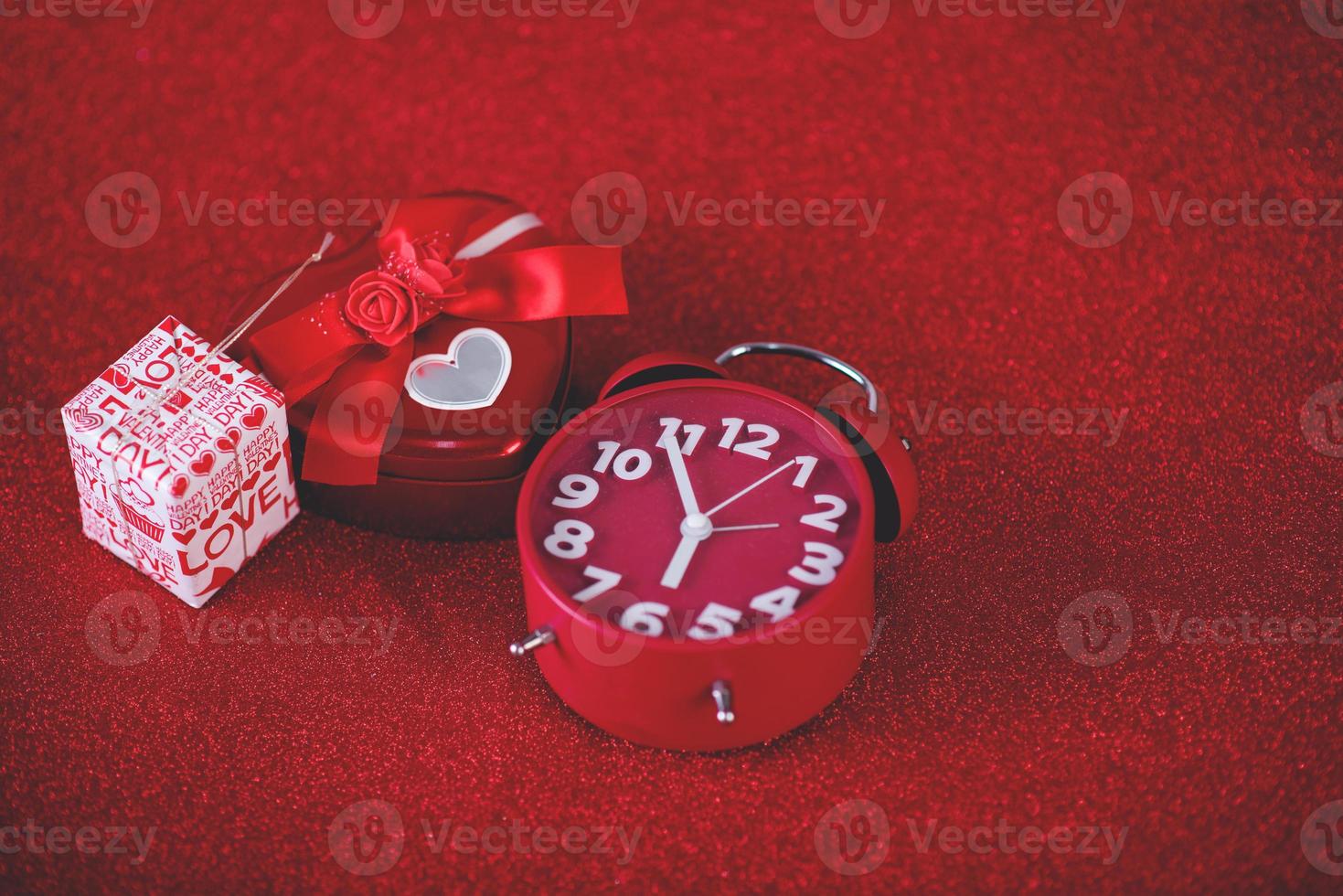 röd bakgrundsbild och presentförpackning alla hjärtans dag koncept foto
