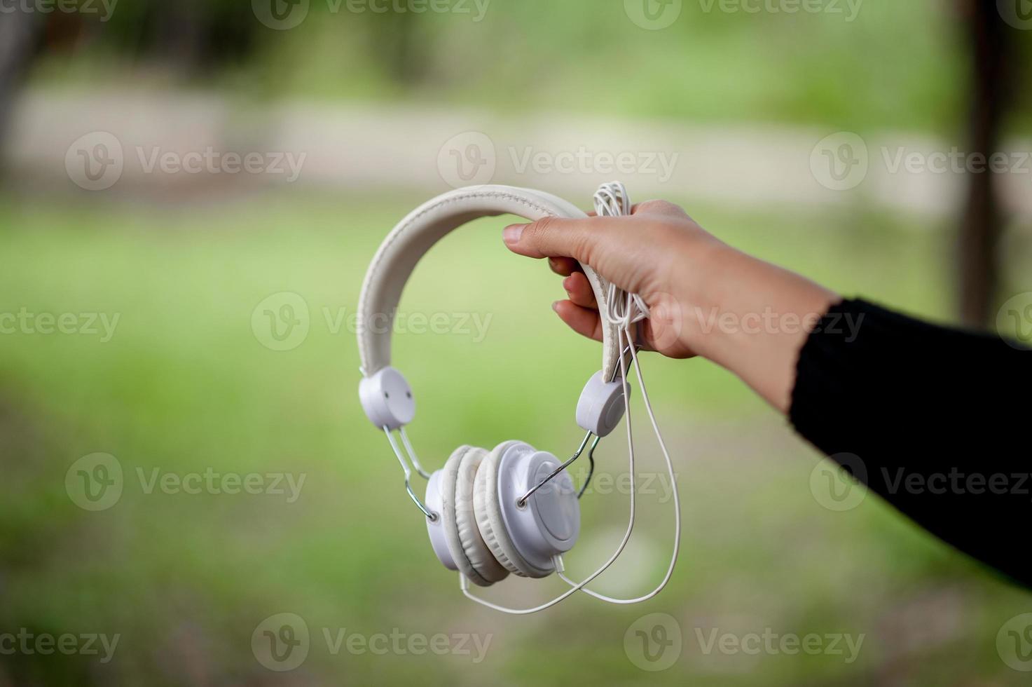 hand- och vita hörlurar, enheter för att lyssna på musik på en daglig basis musik och musikkoncept foto