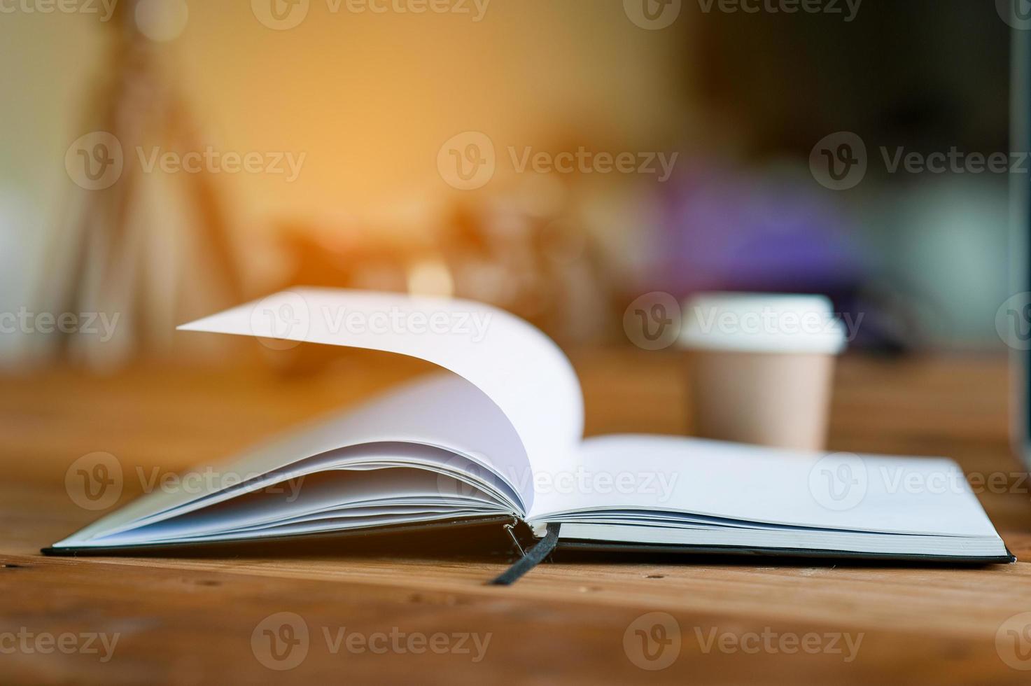 boken placeras på ett skrivbord. begreppet läsning med kopieringsutrymme. foto
