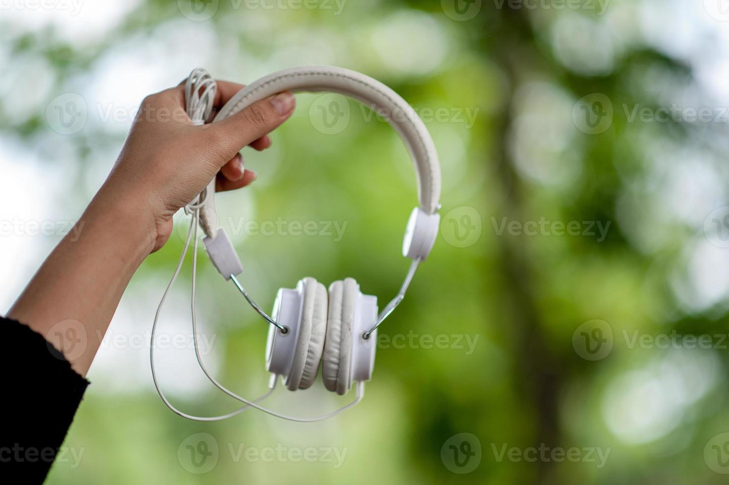 hand- och vita hörlurar, enheter för att lyssna på musik på en daglig basis musik och musikkoncept foto