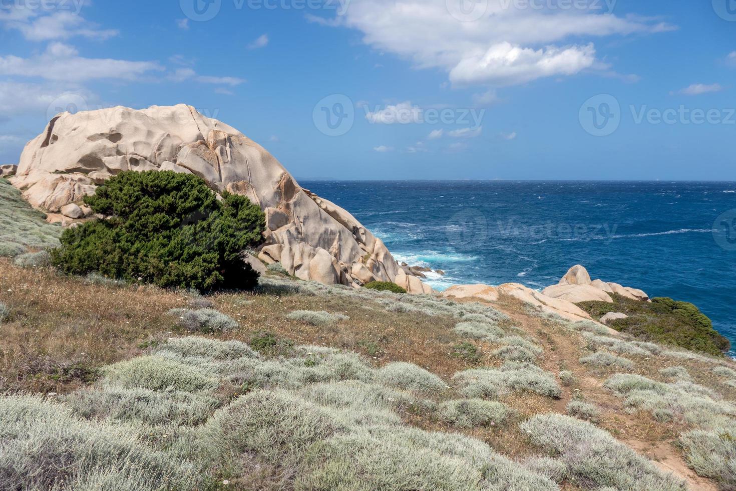 ovanlig klippformation nära havet vid capo testa sardinien foto