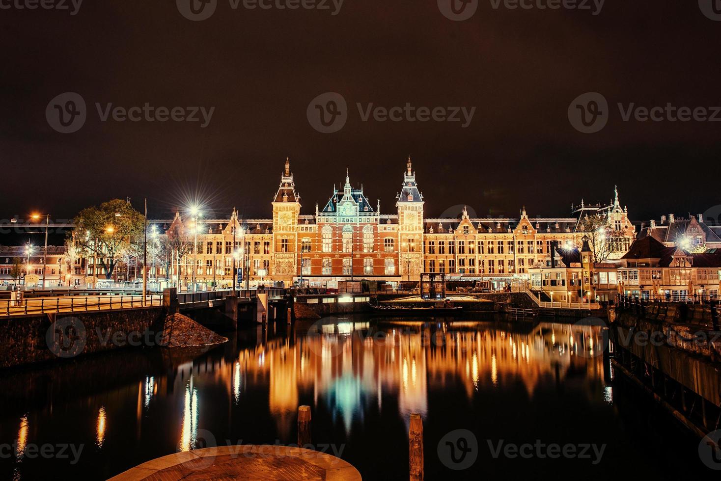 vacker natt i amsterdam. belysning av byggnader foto