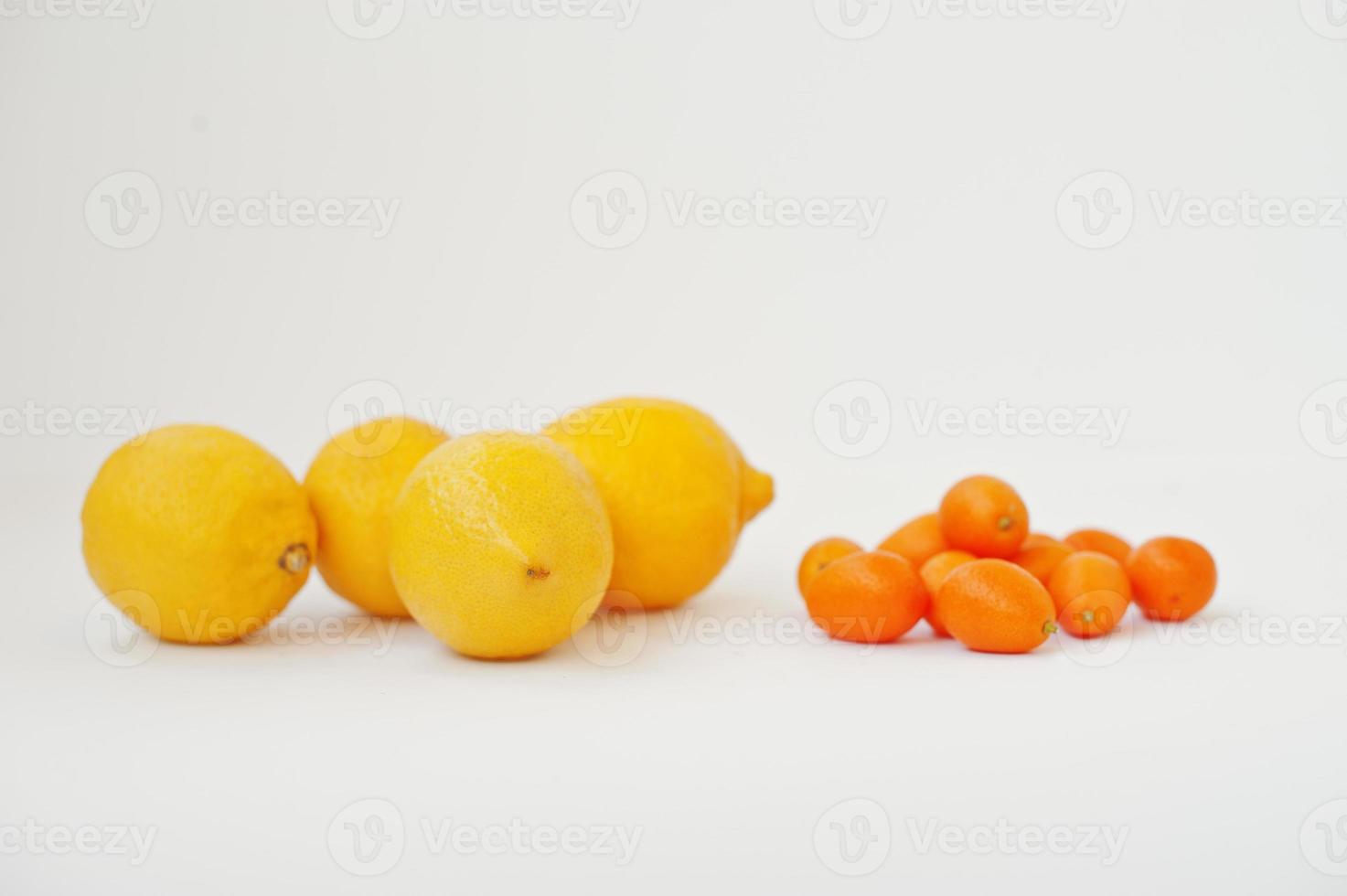 exotisk frukt kumquat med citroner isolerad på vit bakgrund. hälsosam kost bantning mat. foto