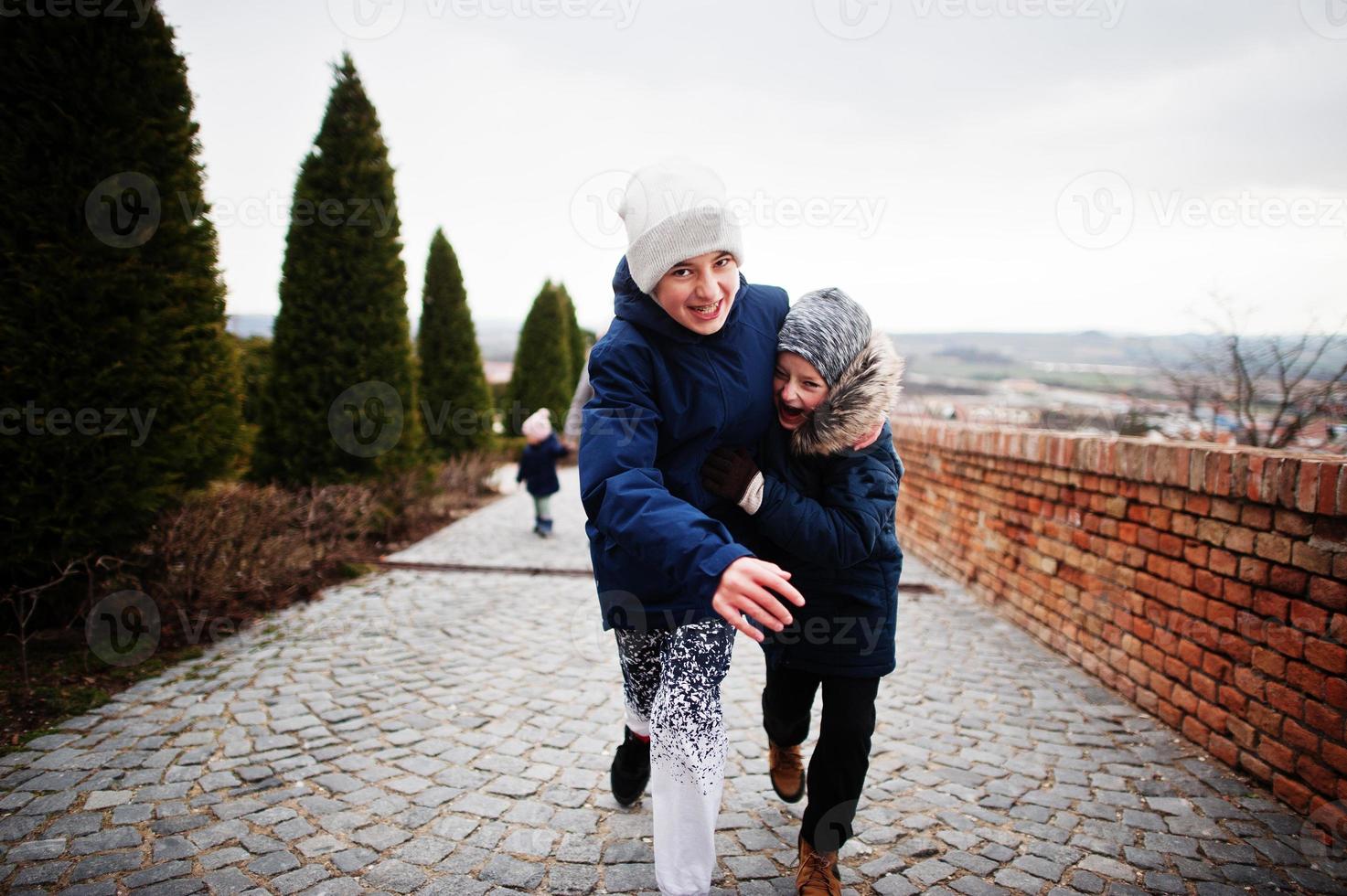 bröder på historiska Mikulov slott, Moravia, Tjeckien. gammal europeisk stad. foto