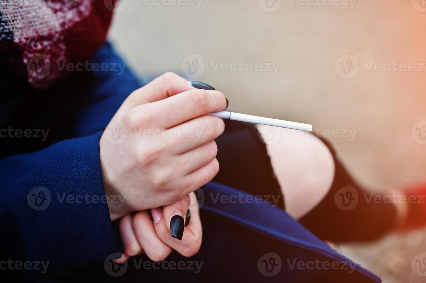 hand av flicka med cigarett. sluta röka sociala problem. foto