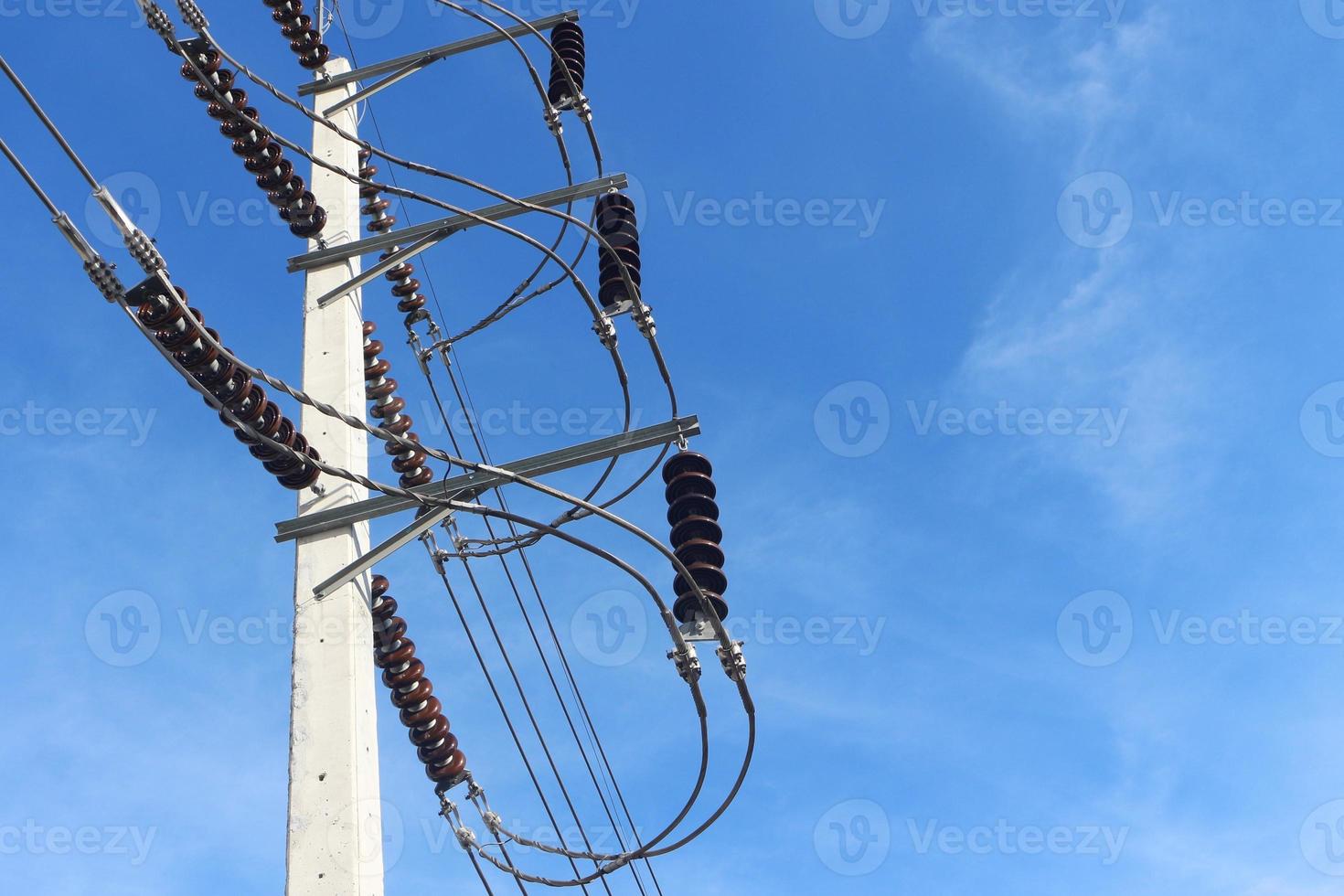högspänning elektrisk isolator hängande på elstolpe med blå himmel bakgrund. foto