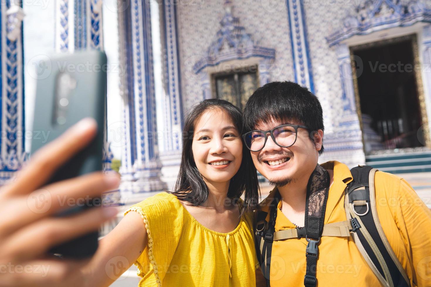 asiatisk gift vuxen resenär kärlekspar på sommarsemester utomhusresor i Asien foto