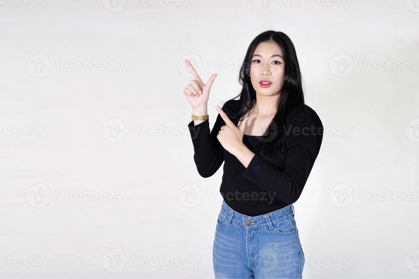 söta asiatiska kvinnor glada ja på vit bakgrund foto