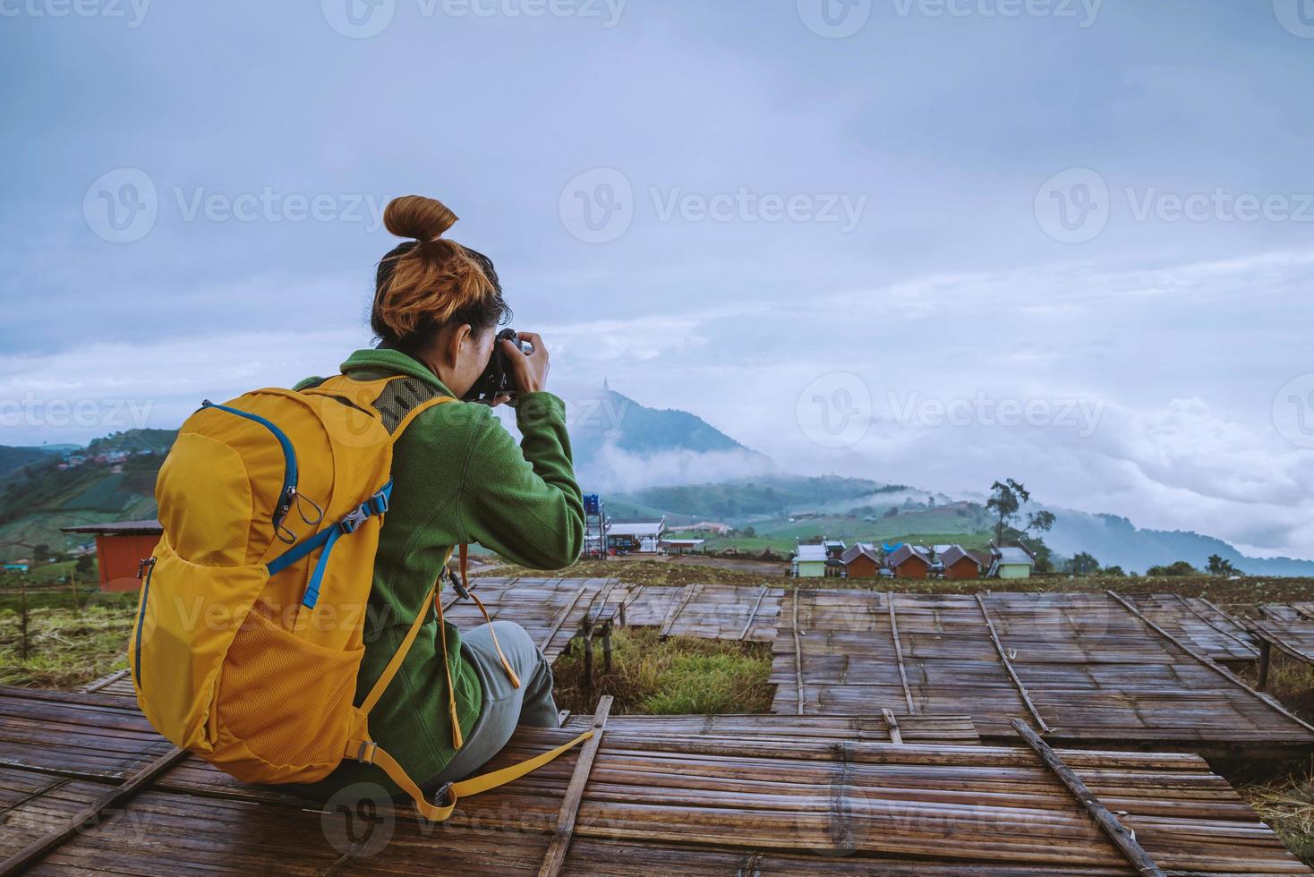 kvinnor asiater reser koppla av i semestern. fotografera landskap på mountain.thailand foto