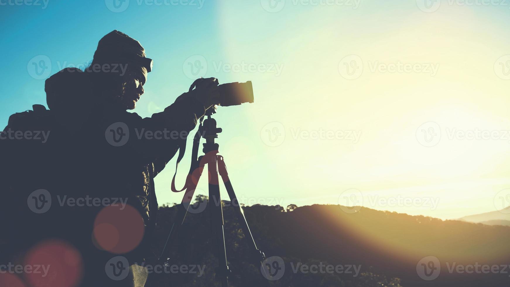 fotograf asiatisk man reser naturen. resa slappna av. foto