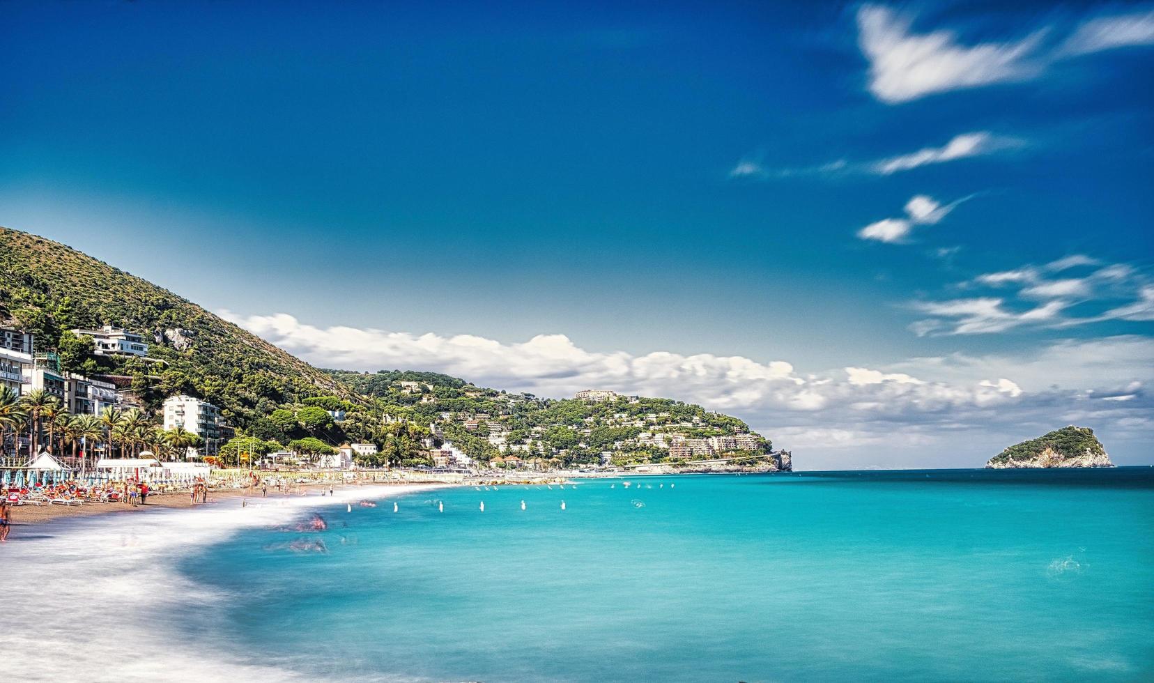 bukten Spotorno med sina stränder med fin sand och det kristallklara havet i augusti, i västra Ligurien foto