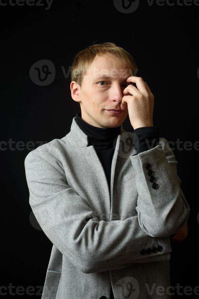 porträtt av stilig snygg man i elegant höstrock foto