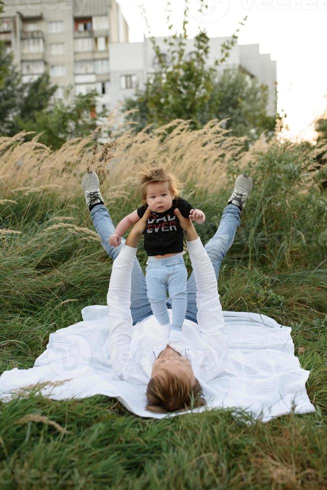 far och dotter spelar på en pläd foto