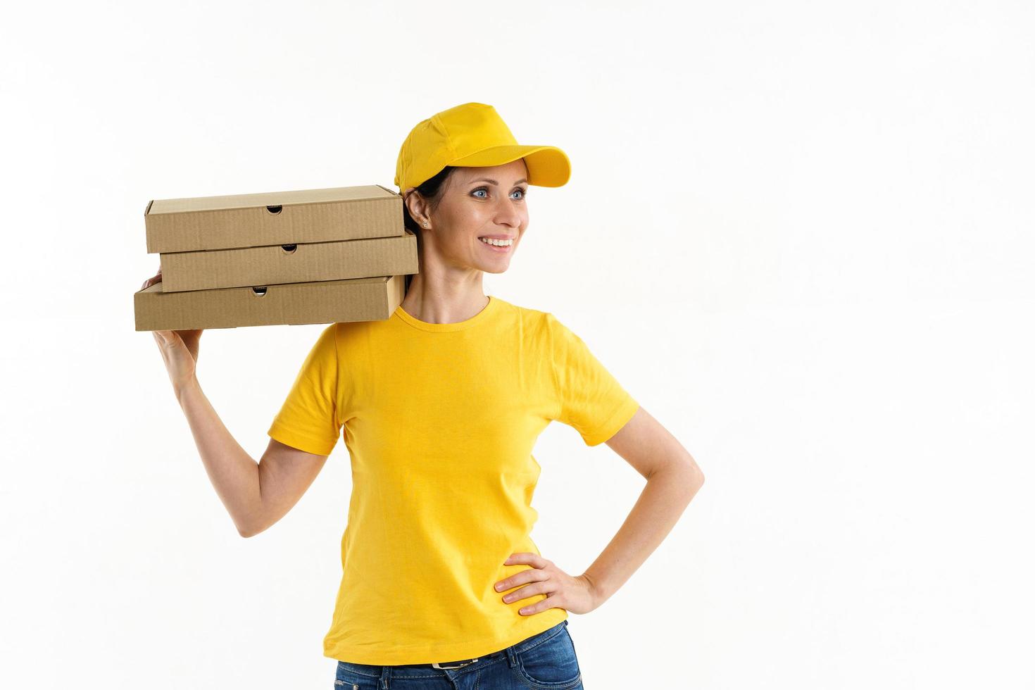 kvinna i gul pizza leverans flicka på vit bakgrund foto