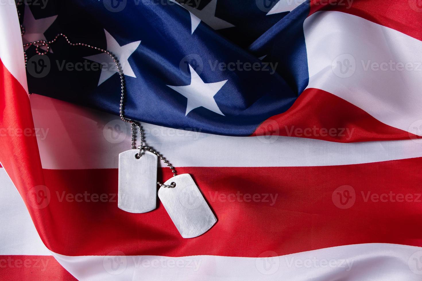 amerikanska flaggan och militära dog tags närbild. foto