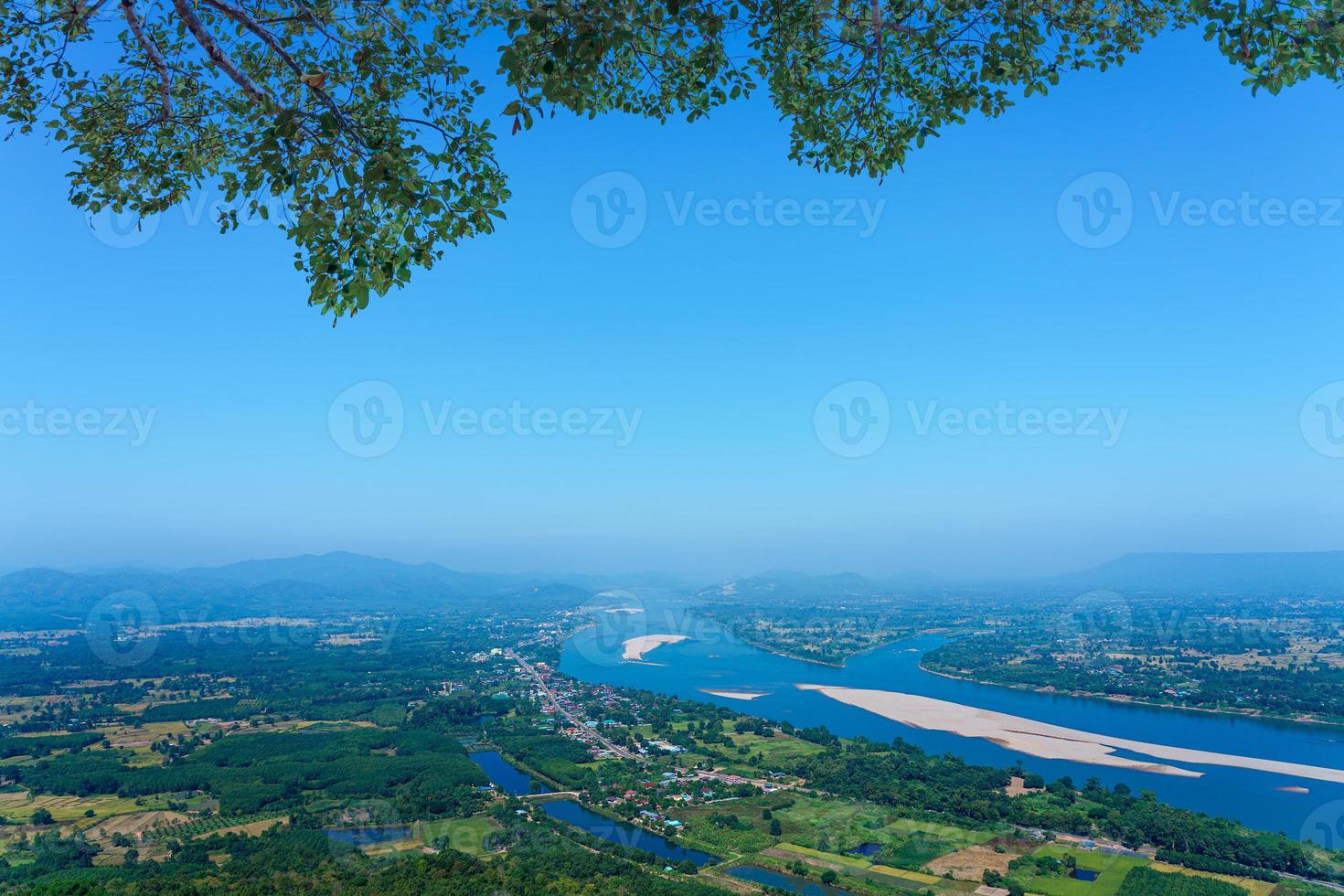 utsikt från pha tak suea-templet, landskapet nedanför är mekongfloden som skiljer thailand och laos. foto