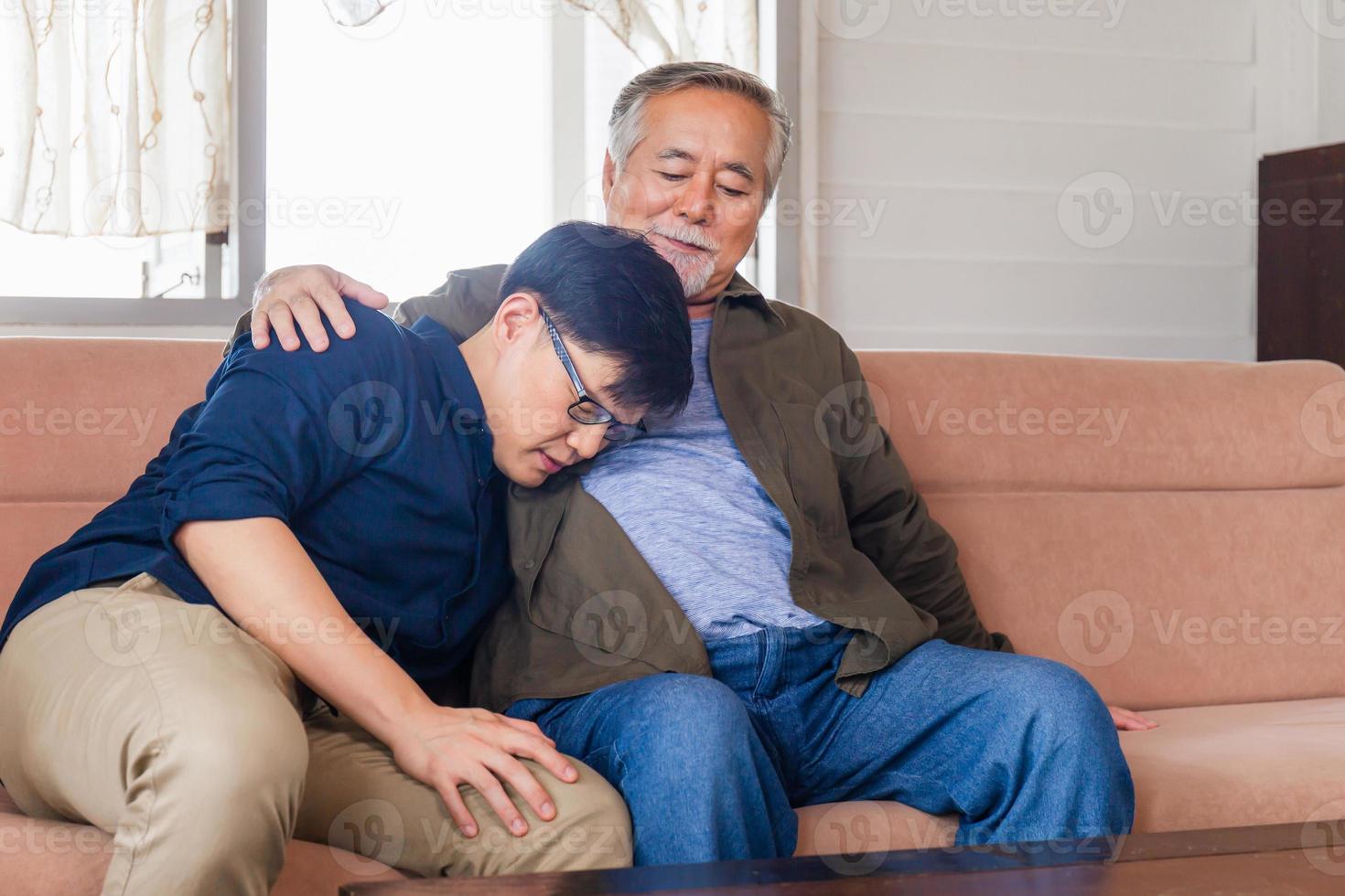 senior asiatisk far ge råd vuxen son i vardagsrum, lycka familj koncept foto