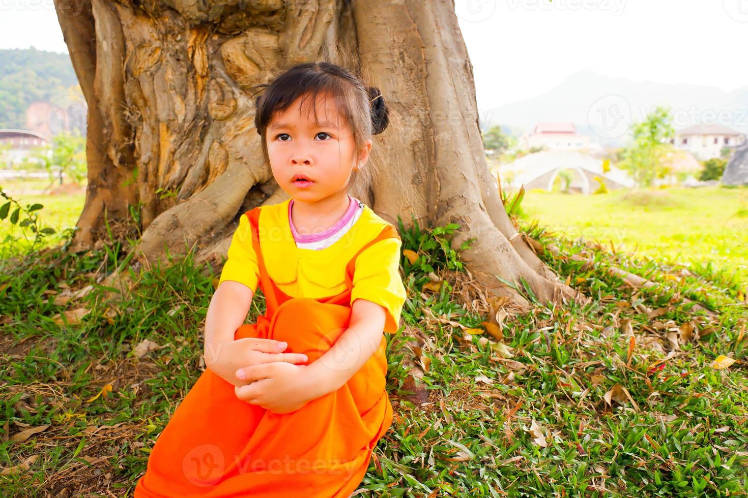 härlig flicka bär gul-orange outfit gokowa outfit, mugunghwa i en offentlig park. flickor och tonåring mode klänning. foto