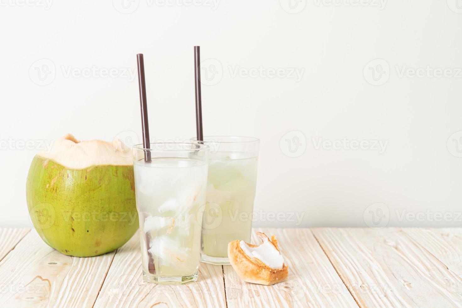 kokosnötvatten eller kokosnötsaft foto