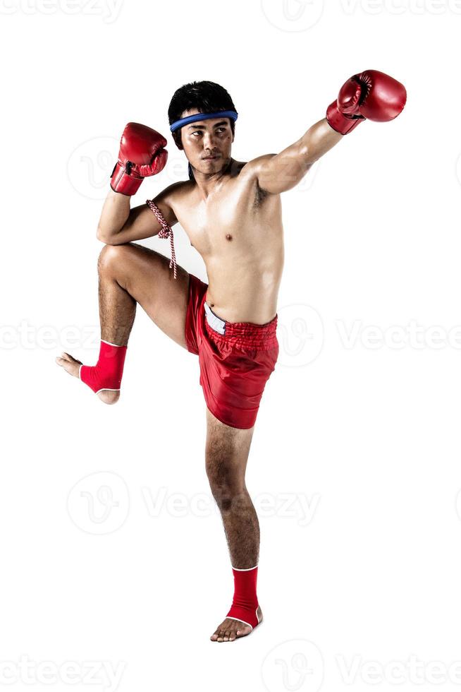 muay thai, asiatisk man utövar thaiboxning isolerad på vit bakgrund foto