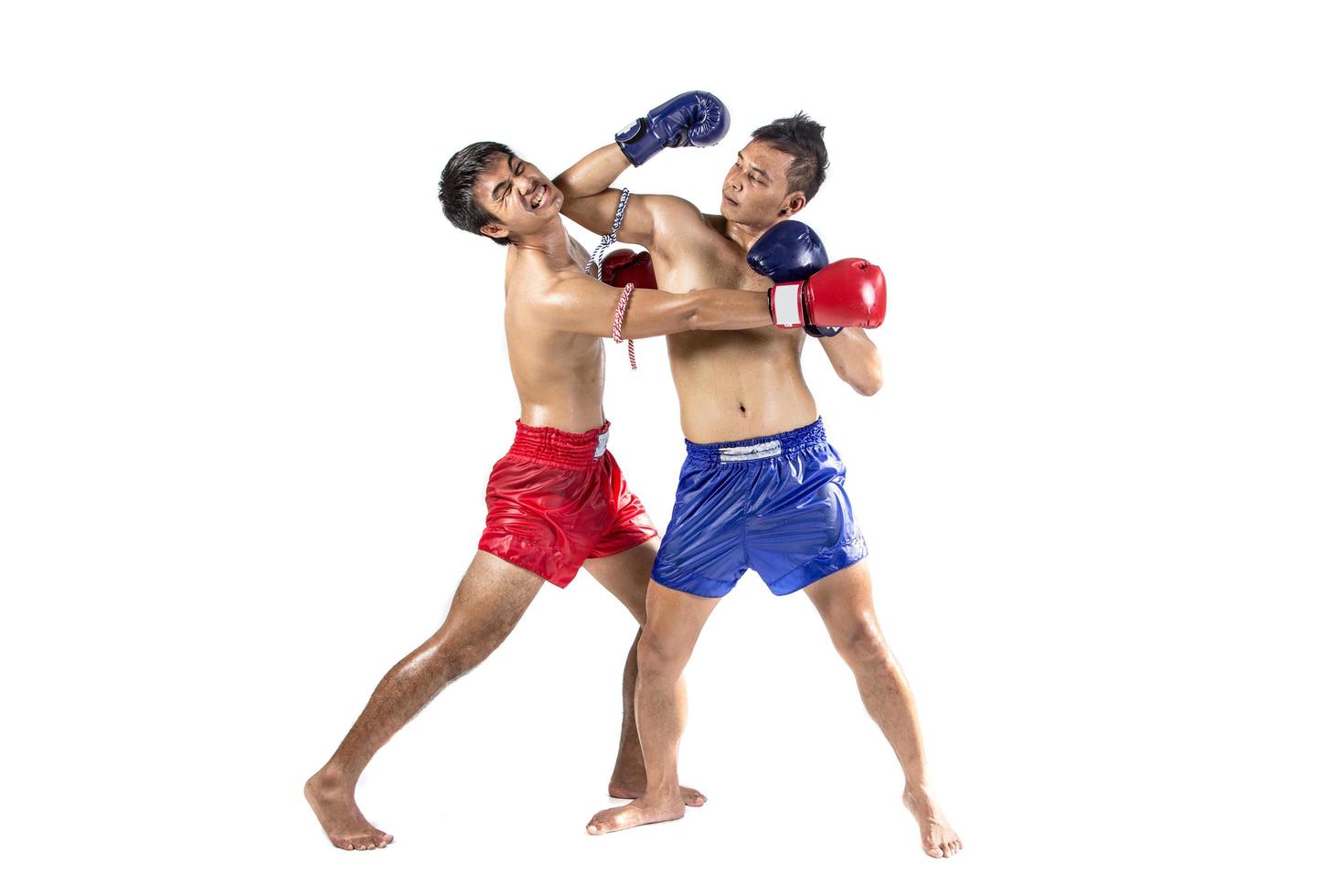 två thailändska boxare tränar traditionell kampsport, isolerad på vit bakgrund foto