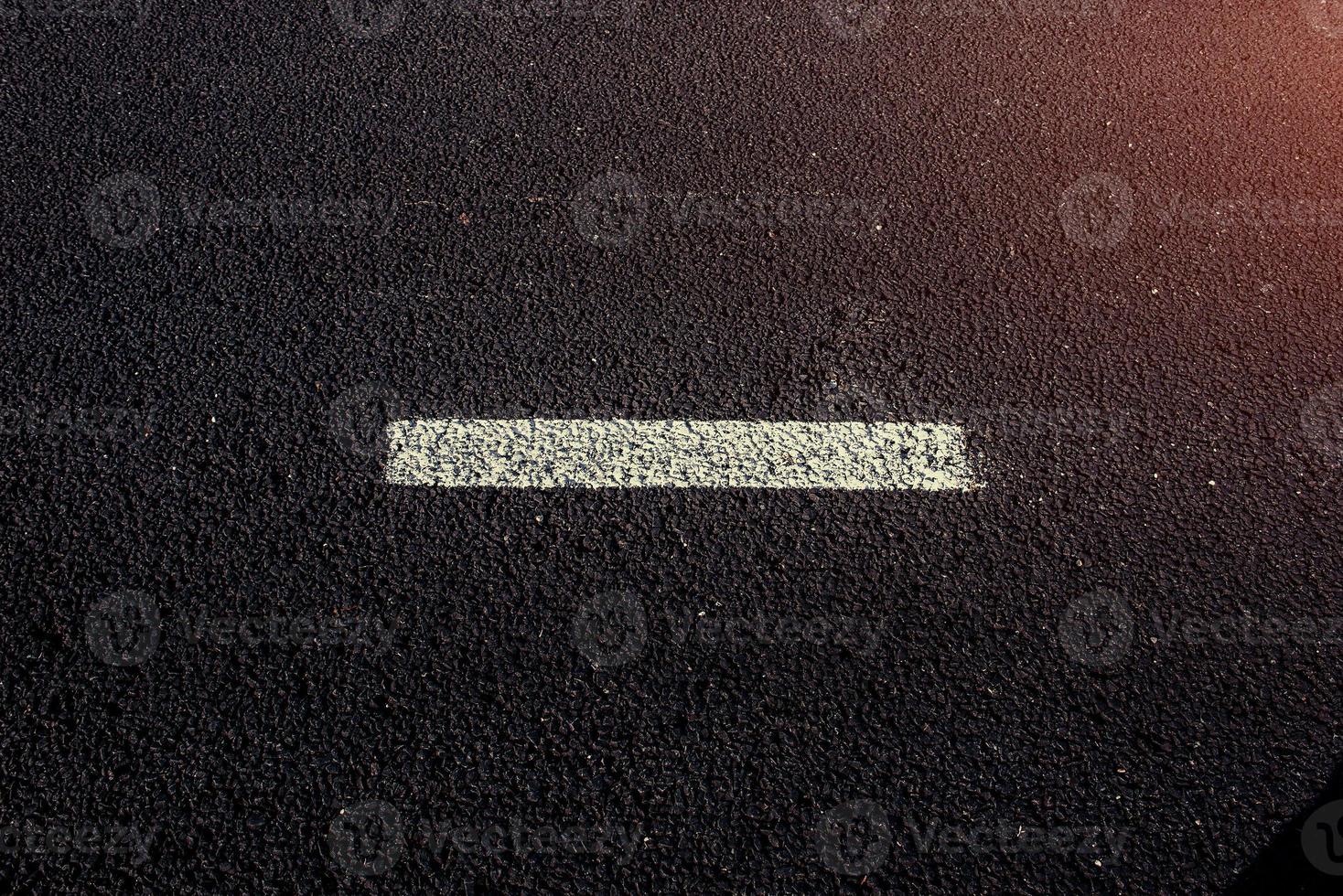 asfalt textur. ny med vit streckad linje foto