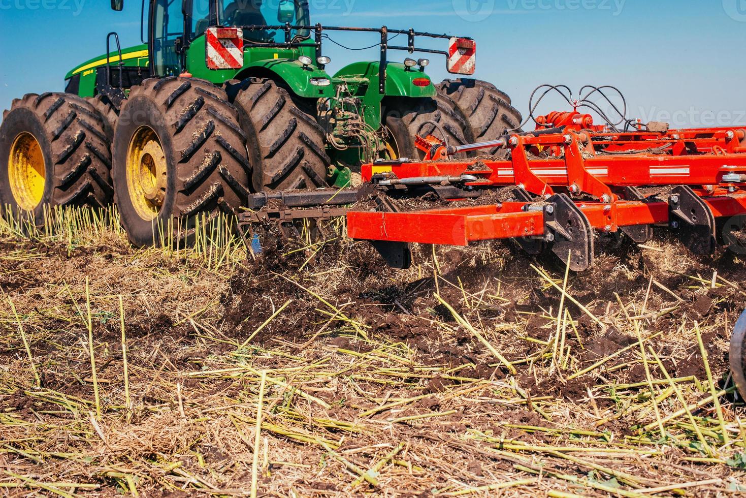 traktor som plöjer upp åkern. foto